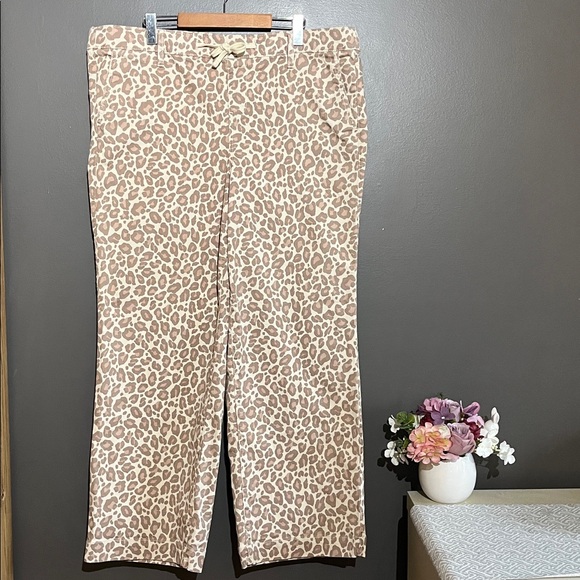 Torrid Weekend Mid Rise Wide Leg Leopard Pant - Picture 3 of 14